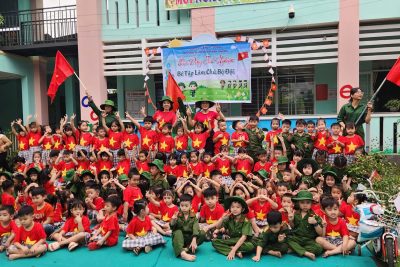 Chiều ngày 18 tháng 12 năm 2025, Trường mầm non Hành Phước tổ chức hoạt động trải nghiệm “ Bé làm chú bộ đội” Đây không chỉ là dịp để các con ôn lại truyền thống hào hùng của dân tộc, tưởng nhớ công lao to lớn của các thế hệ cha anh đã hy sinh vì độc lập, tự do của Tổ quốc, mà còn là cơ hội để mỗi chúng ta rèn luyện tinh thần trách nhiệm, lòng biết ơn và ý chí phấn đấu trong học tập